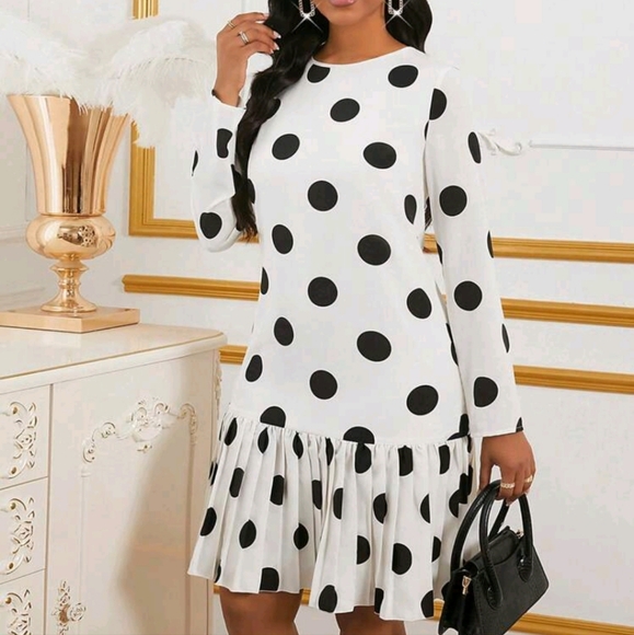 Women's Polka Dot White Pleated Hem Elegant Short Dress - Picture 3 of 4